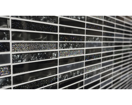 Närbild av mosaikplattor i svart med glitter