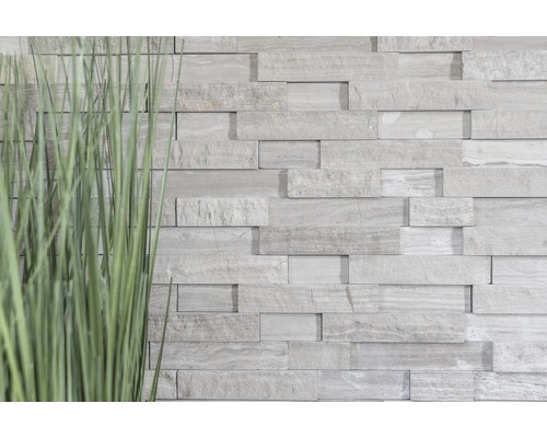 Väggbeklädnad av sten med gräs i förgrunden