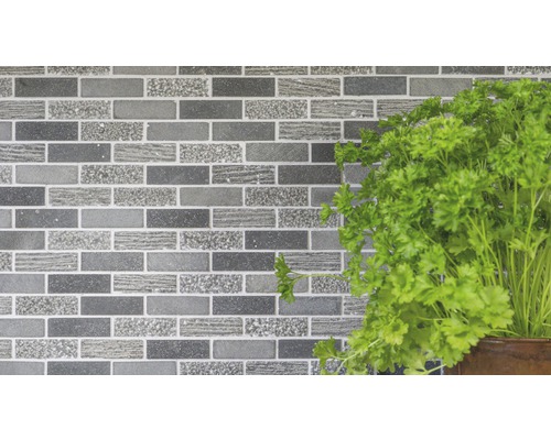Grå mosaikvägg med persilja