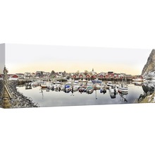 Panoramabild av en hamn med fiskebåtar och röda hus