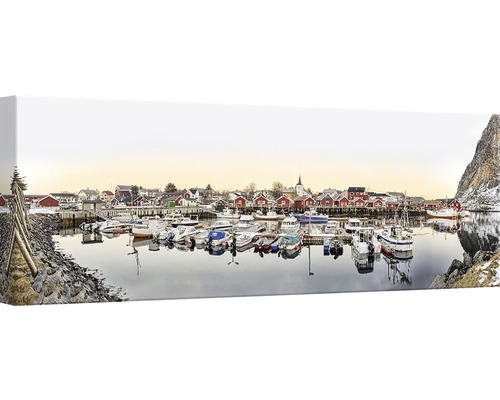 Panoramabild av en hamn med fiskebåtar och röda hus