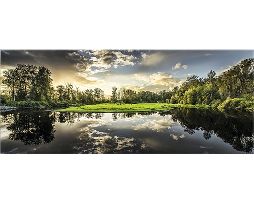 Landskapsbild med flod, träd och molnig himmel