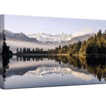 Canvastavla med reflektion av berg och träd i en sjö