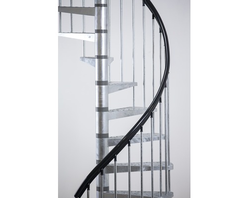 Metallisk spiraltrappa med räcke