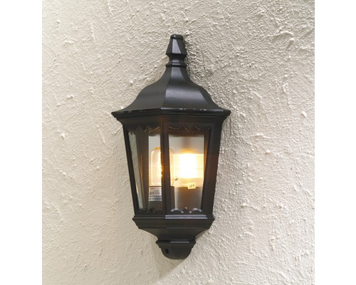Svart vägglampa med glödlampa monterad på en vägg.