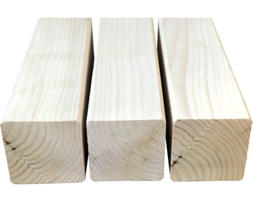 Tre trästolpar av barrträ