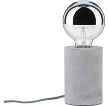 Bordslampa med betongfot och silverfärgad glödlampa