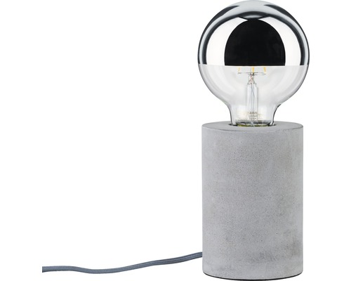 Bordslampa med betongfot och silverfärgad glödlampa