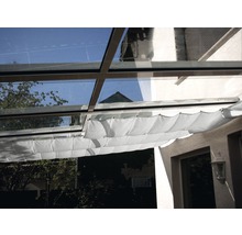 Detaljvy av en vit terrassmarkis med tygpaneler för solskydd