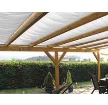 Träpergola med solsegel i trädgården