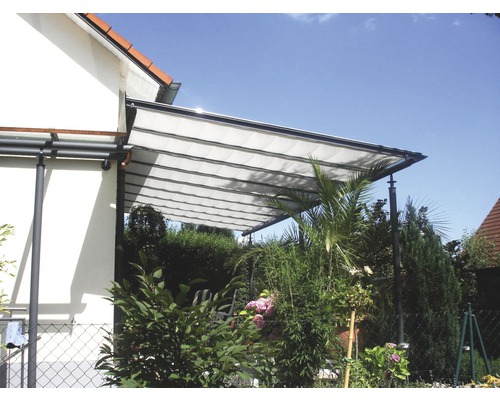 Terrassmarkis av metall och plast vid huset