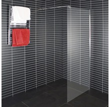 Badrum med duschvägg och handdukstork