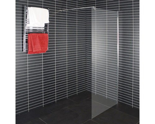 Badrum med duschvägg och handdukstork