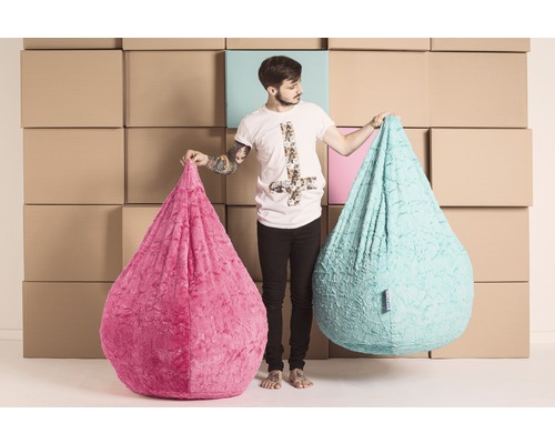 Man håller två droppformade sittsäckar av tyg