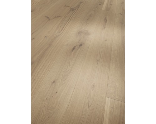 Ljust trägolv med naturlig ådring.