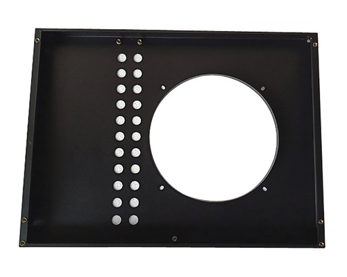 Metallhölje med rund urtagning och borrhål
