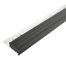 Trappkantsprofil med räfflad yta och aluminiumbas
