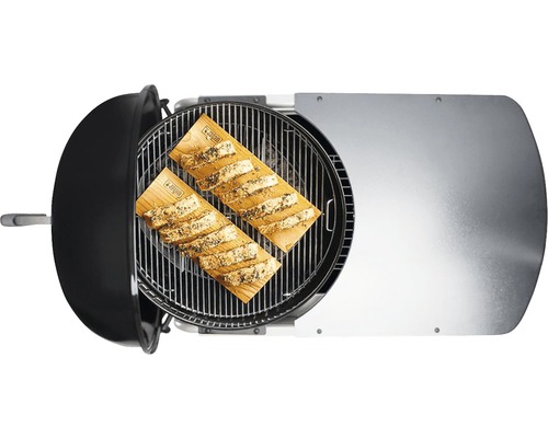 Klotgrill med två träplankor för grillning av mat