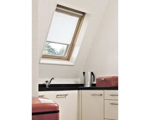 Takfönster med persienn i ett modernt kök