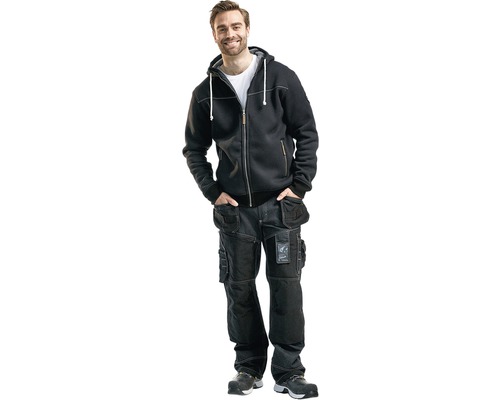 Man som bär svarta arbetskläder bestående av hoodie och byxor