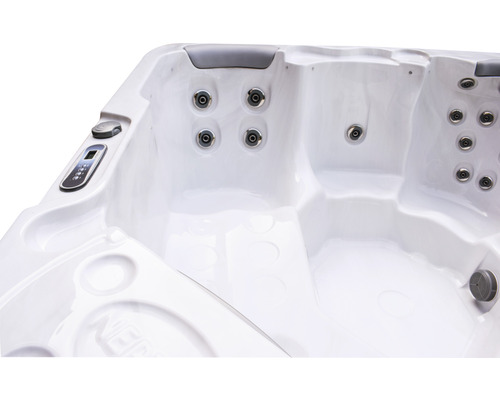 Invändig vy av ett bubbelbad med jetstrålar, reglage och nackstöd.