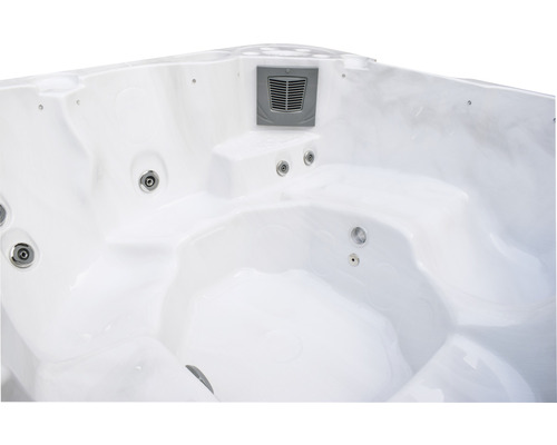 Insida av en bubbelpool med munstycken och filter