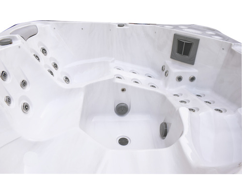 Invändig vy av en bubbelpool med jetstrålar och dränering