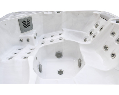 Invändig vy av en bubbelpool med jetstrålar och avlopp