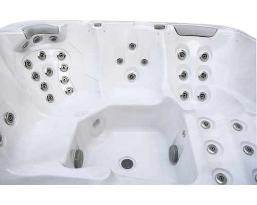 Interiörvy av bubbelbad med jetstrålar