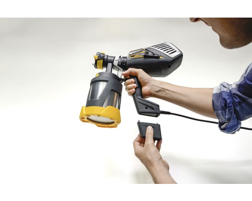 Färgspraysystem med löstagbart batteri i handen