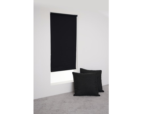 Sovrum med rullgardin och kuddar