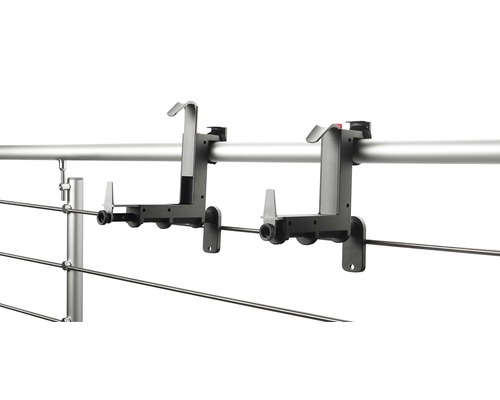 Två verktygshållare på ett räcke.