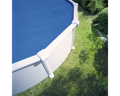 Ovanmarkspool med poolskydd i trädgården