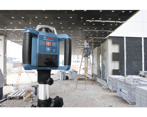 Bosch logotyp. Rotationslaser på en byggarbetsplats för utjämning.