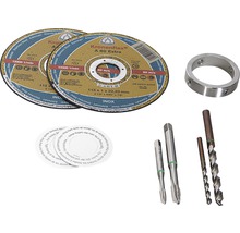 Två kapskivor, en metallring, två gängtappar, två borrar och tre pappersbrickor.