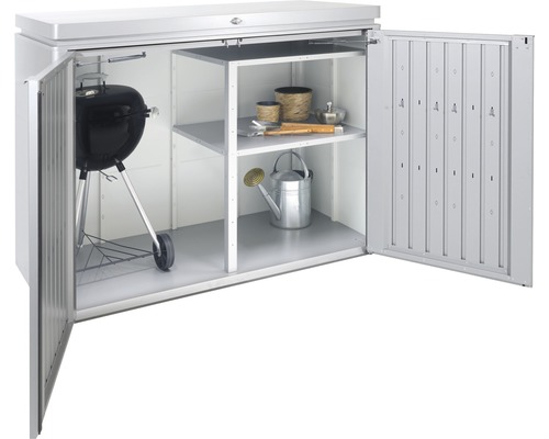 Öppen förvaringsbox med grill, hyllor och trädgårdsredskap