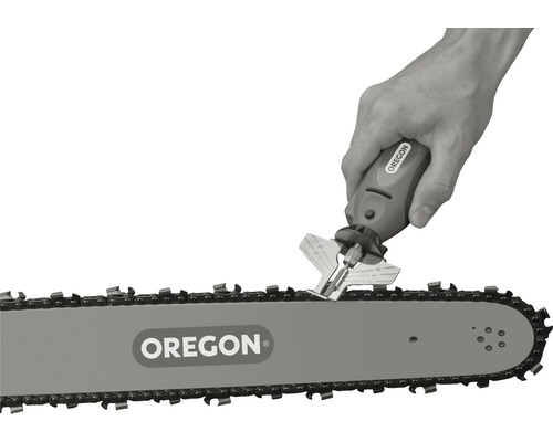 Oregon-logotyp på motorsåg med slipmaskin i bruk