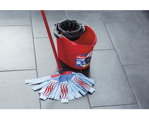 Vileda SuperMocio rengöringssystem med hink och urvridare på ett kaklat golv