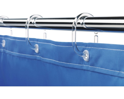 Blått duschdraperi med transparenta ringar på en metallstång