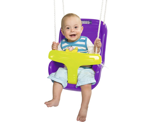 Spädbarn i lila babygunga med gul säkerhetsbygel