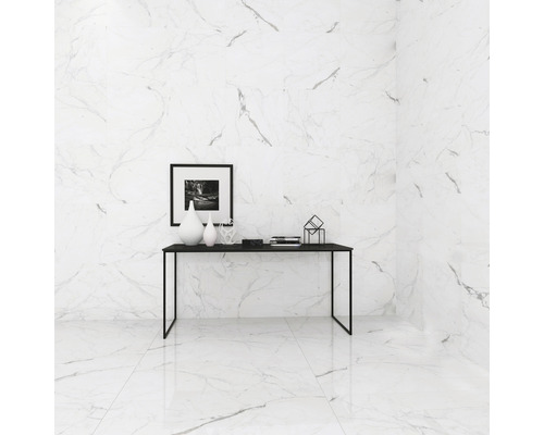 Ljust rum med vägg- och golvplattor i marmorlook och svart konsolbord