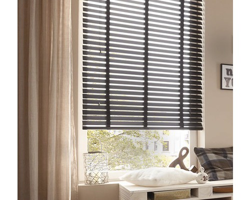 Fönster med persienner och gardin för att dekorera ett rum