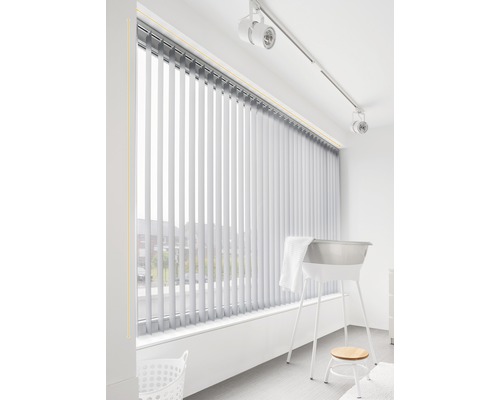 Vertikala persienner framför ett fönster i ett badrum.