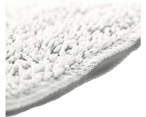 Detaljbild av en vit badrumsmatta med textur