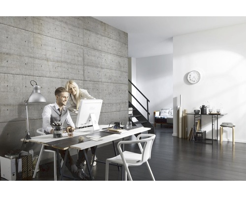 Inredning av ett kontor med en betongtapet, ett skrivbord och stolar