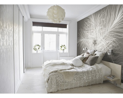 Ljust sovrum med säng, tapet och skjutdörrsgarderob