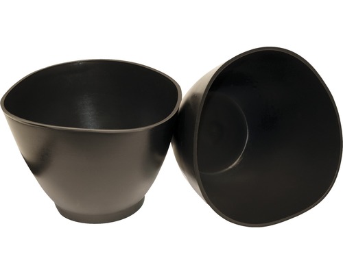 Två svarta planteringskärl i plast