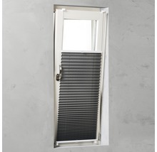 Vy motiverar ett fönster med en grå plisségardin som solskydd.