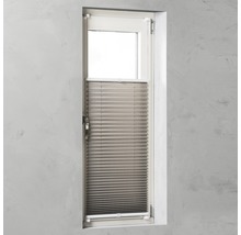 Bild av ett fönster med en stängd plisségardin som solskydd