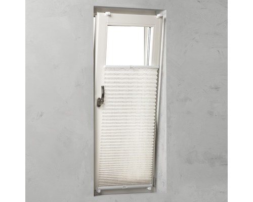 Plisségardin på fönstret för ljuskontroll och avskildhet